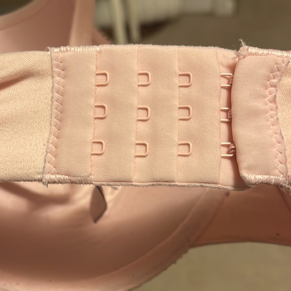 3 slightly used VS bras 36 DD - Picture 4 of 7